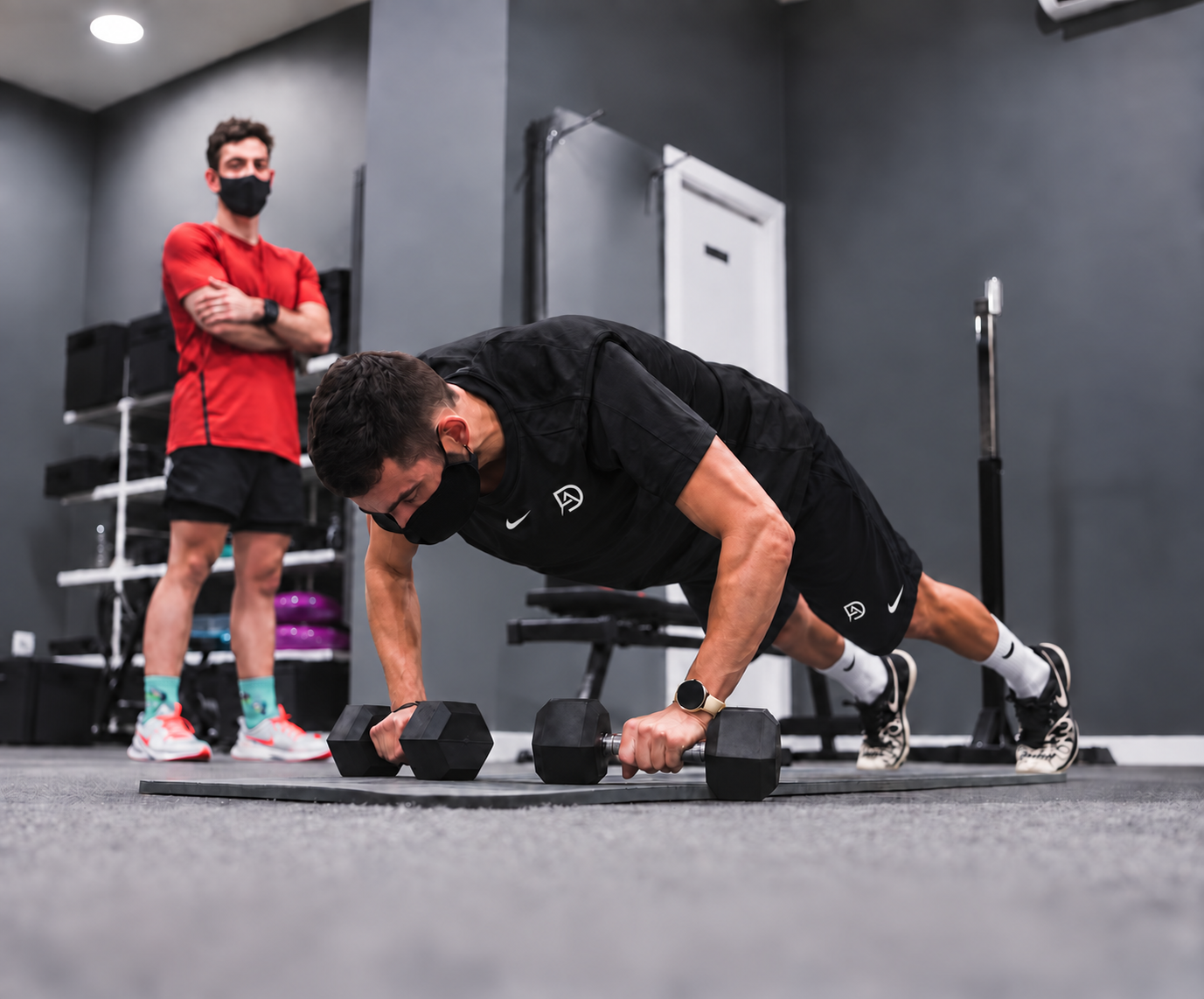 David realizando un ejercicio de acondicionamiento y resistencia con camiseta negra personalizada con su logotipo DA