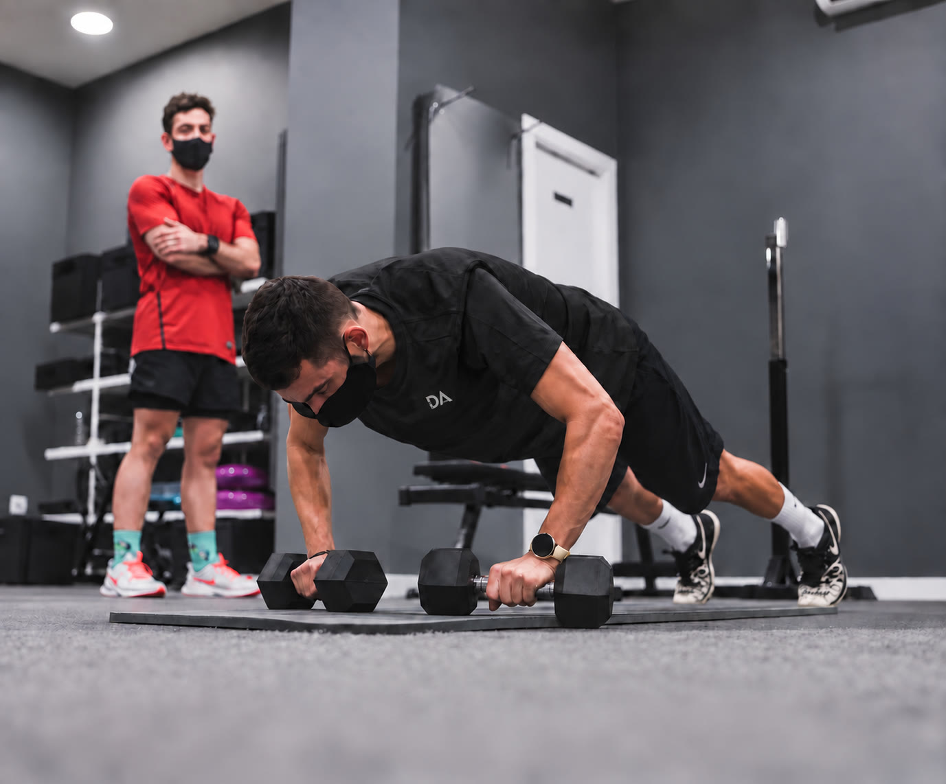 David realizando un ejercicio de acondicionamiento y resistencia con camiseta negra personalizada con su logotipo DA