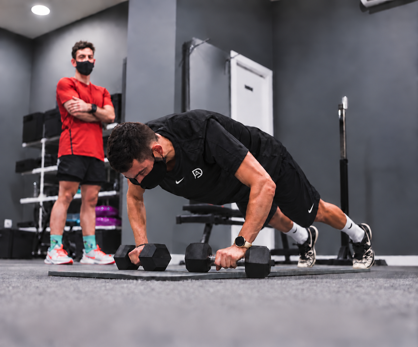 David realizando un ejercicio de acondicionamiento y resistencia con camiseta negra personalizada con su logotipo DA