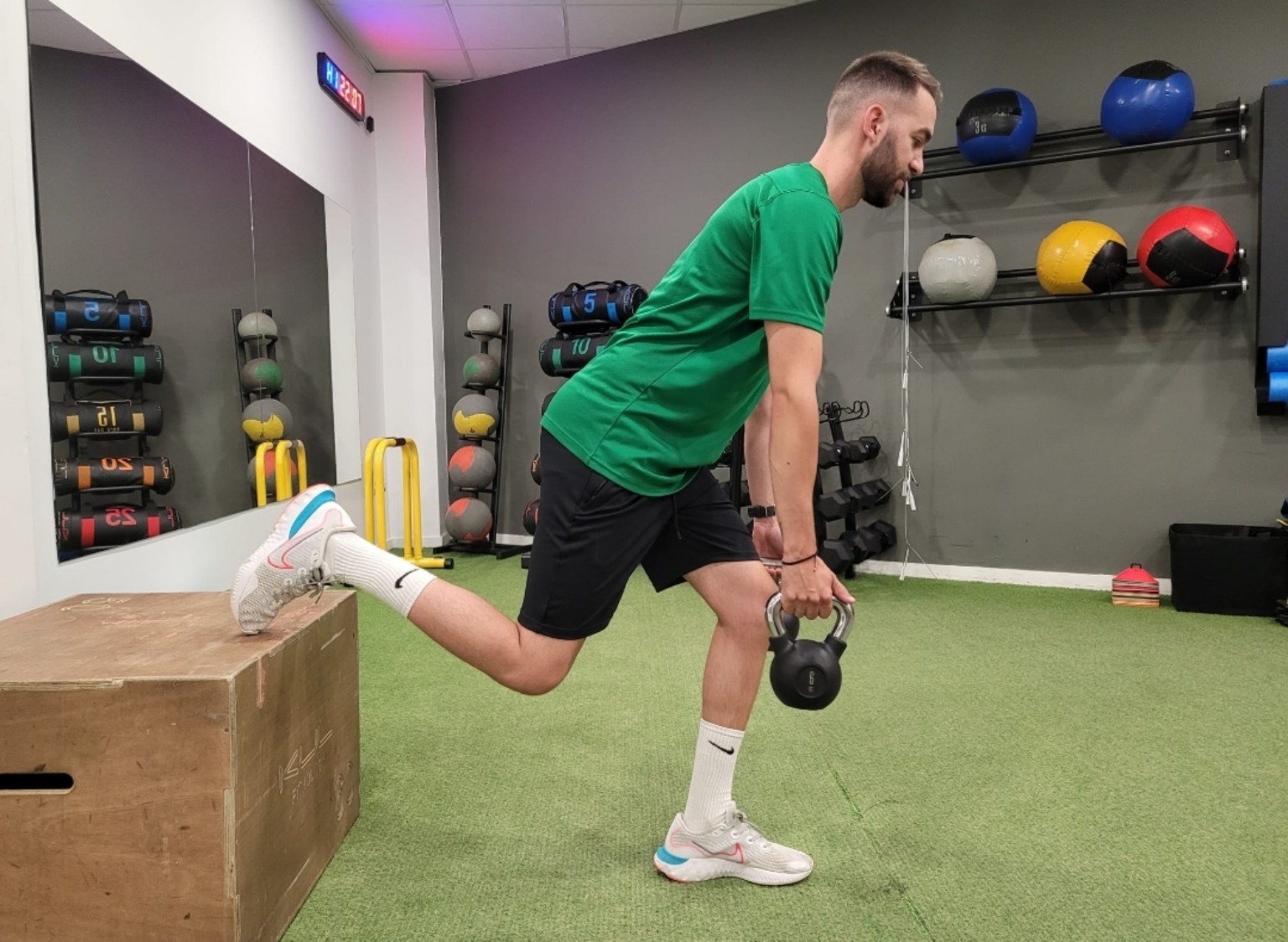 David realizando un ejercicio unilateral con kettlebell, mostrado de cuerpo completo