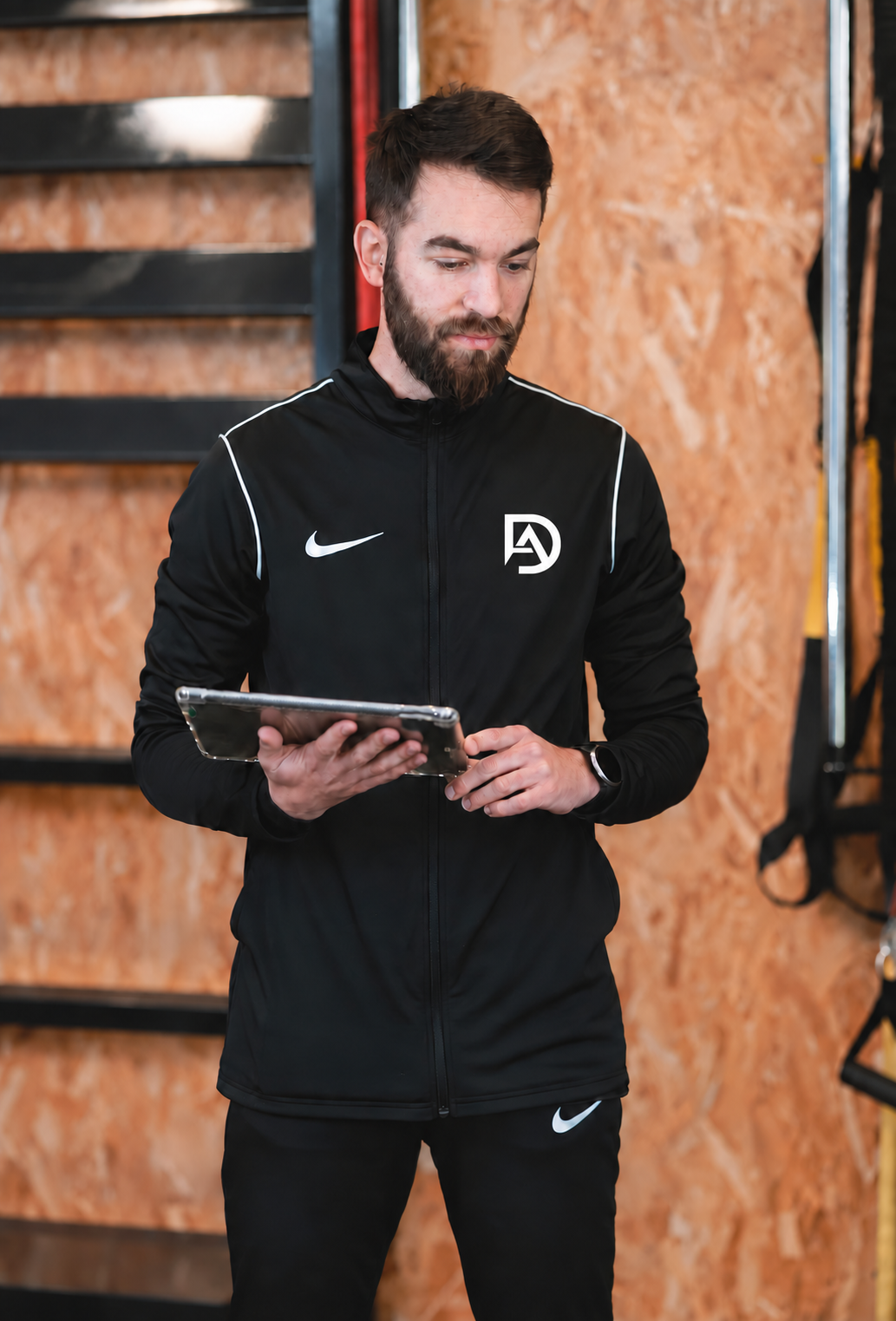 David realizando la planificación y el seguimiento de una asesoría online con su tablet