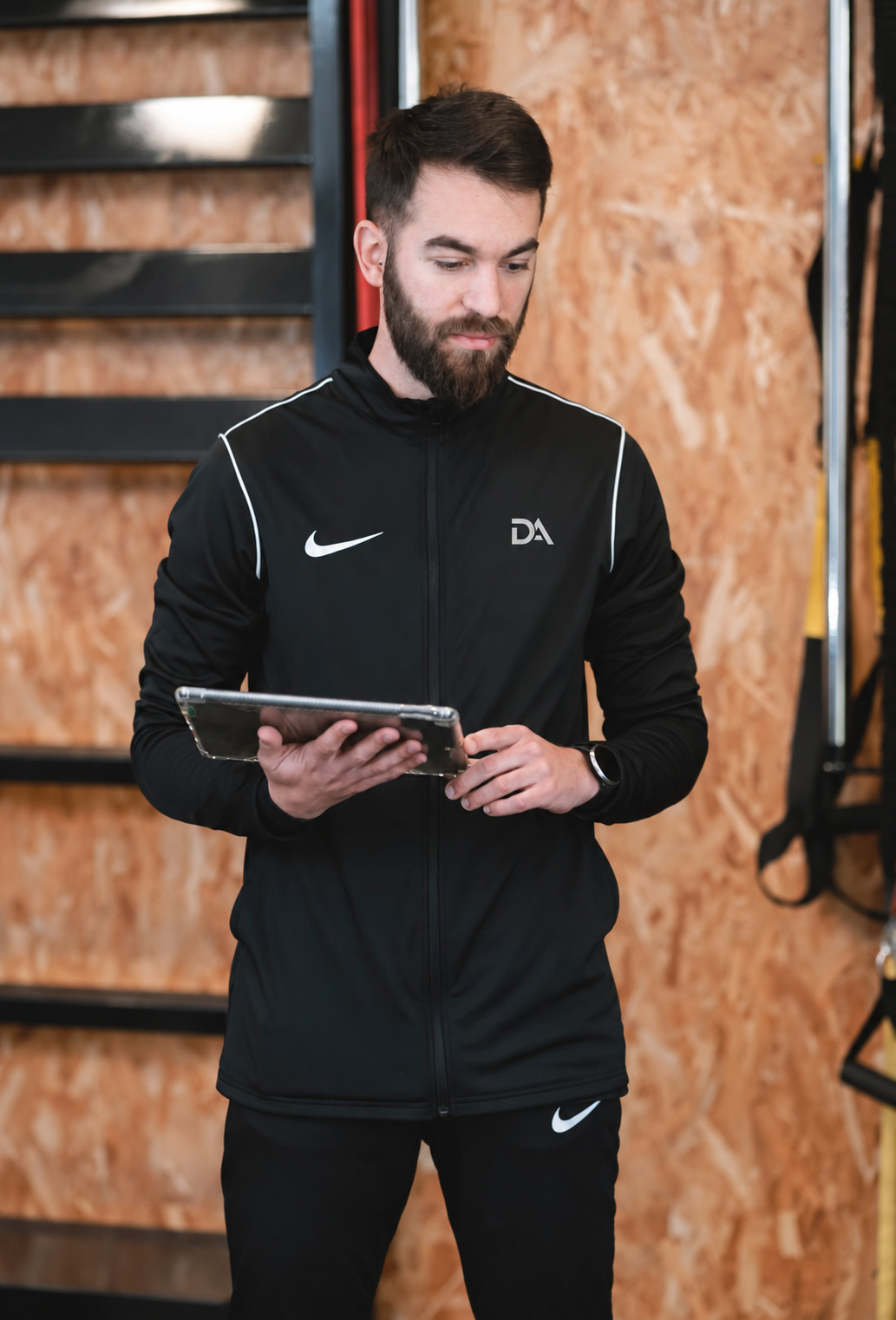 David realizando la planificación y el seguimiento de una asesoría online con su tablet