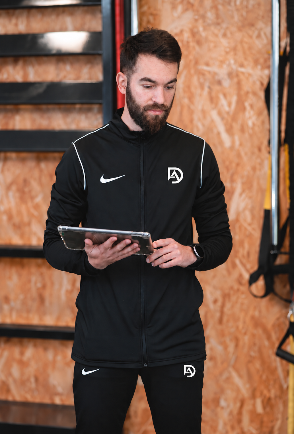 David realizando la planificación y el seguimiento de una asesoría online con su tablet