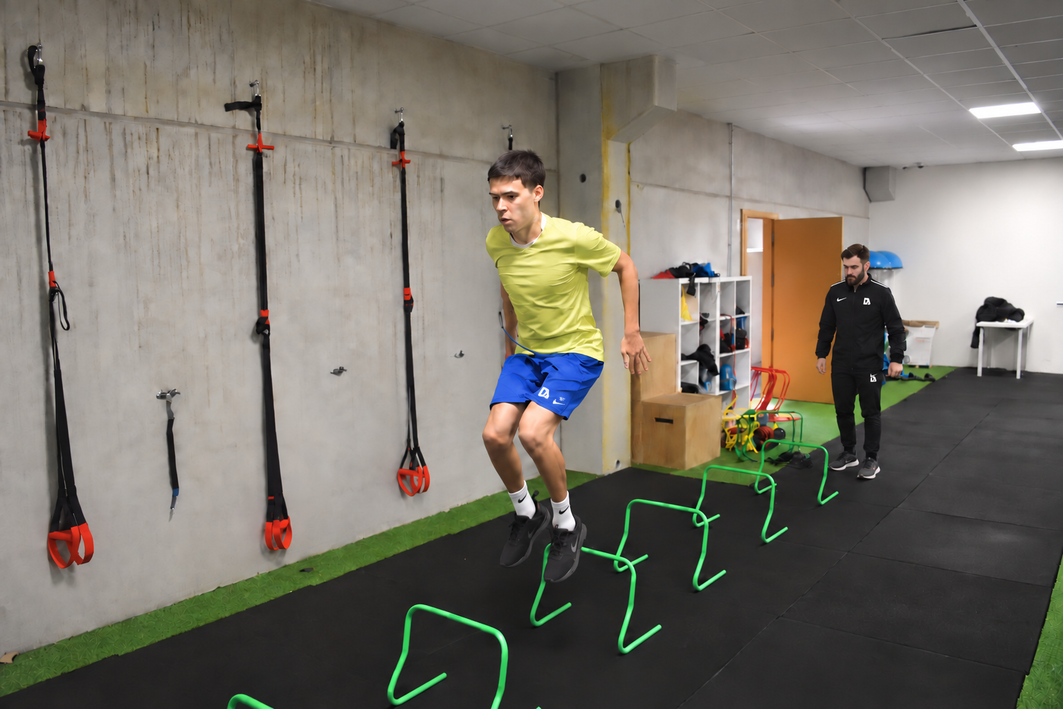 David Adanero supervisando a un futbolista durante un trabajo específico de saltos sobre vallas