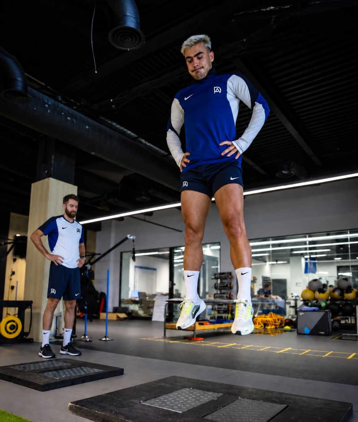 David Adanero supervisando a un futbolista durante un ejercicio específico de salto y potencia