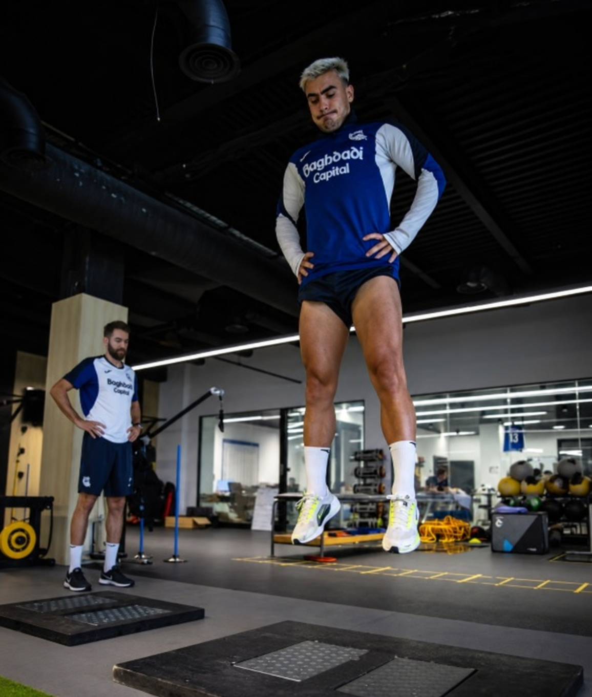 David Adanero supervisando a un futbolista durante un ejercicio específico de salto y potencia