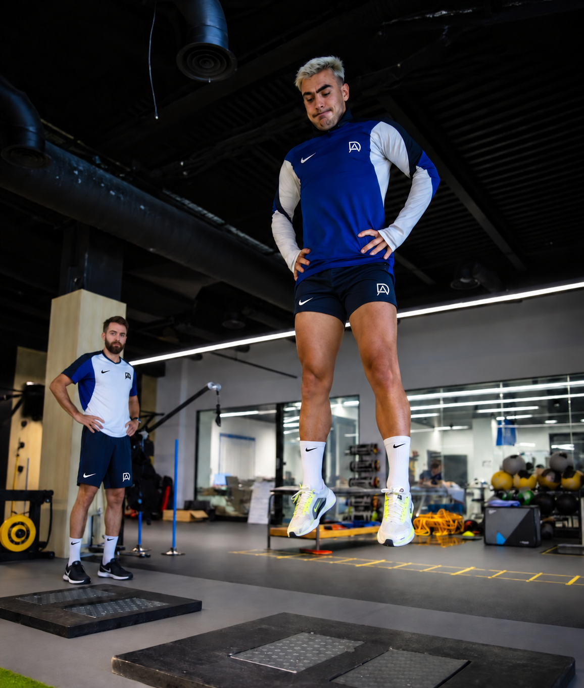 David Adanero supervisando a un futbolista durante un ejercicio específico de salto y potencia