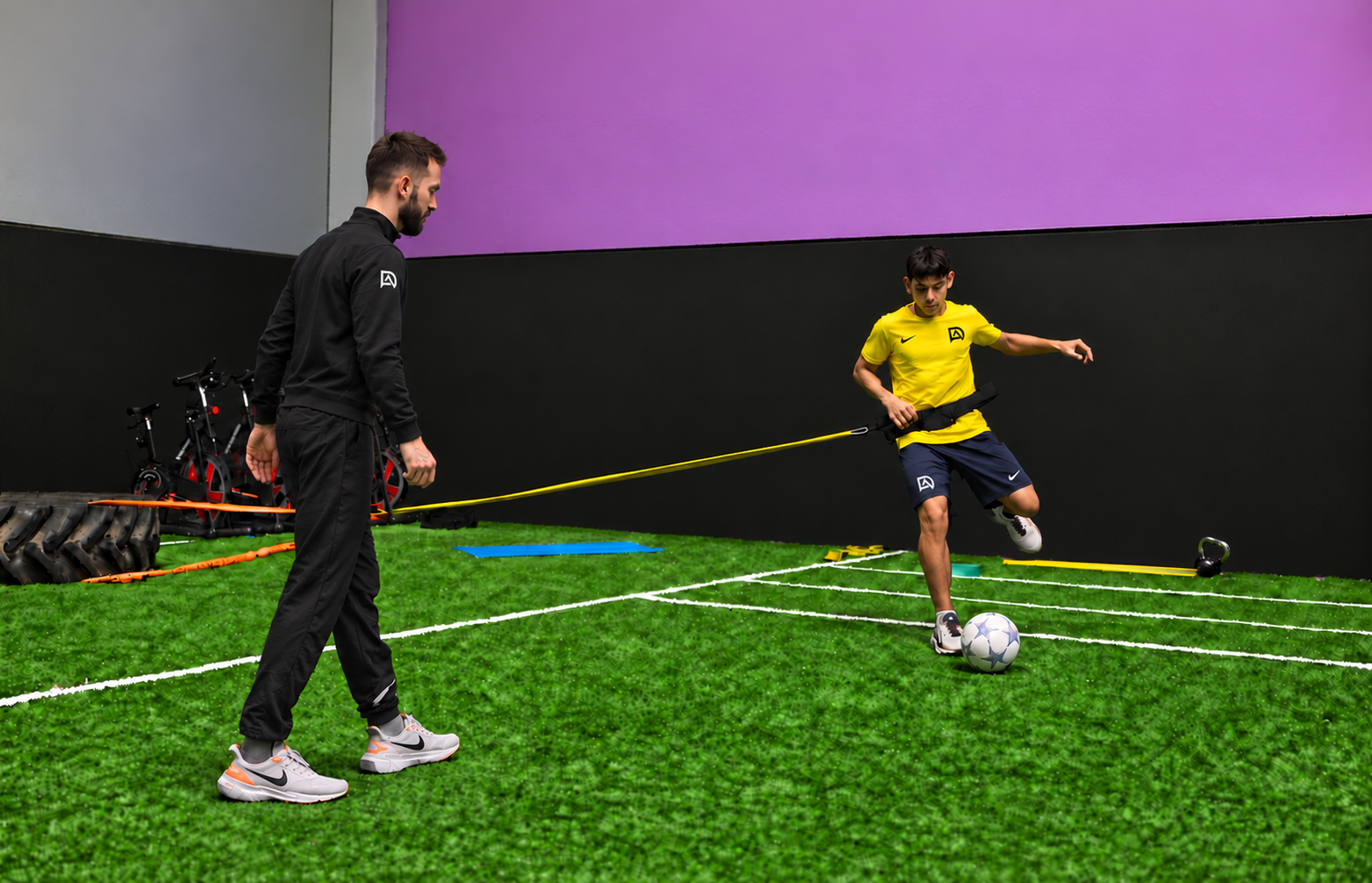David supervisando un ejercicio específico de fútbol con resistencia elástica