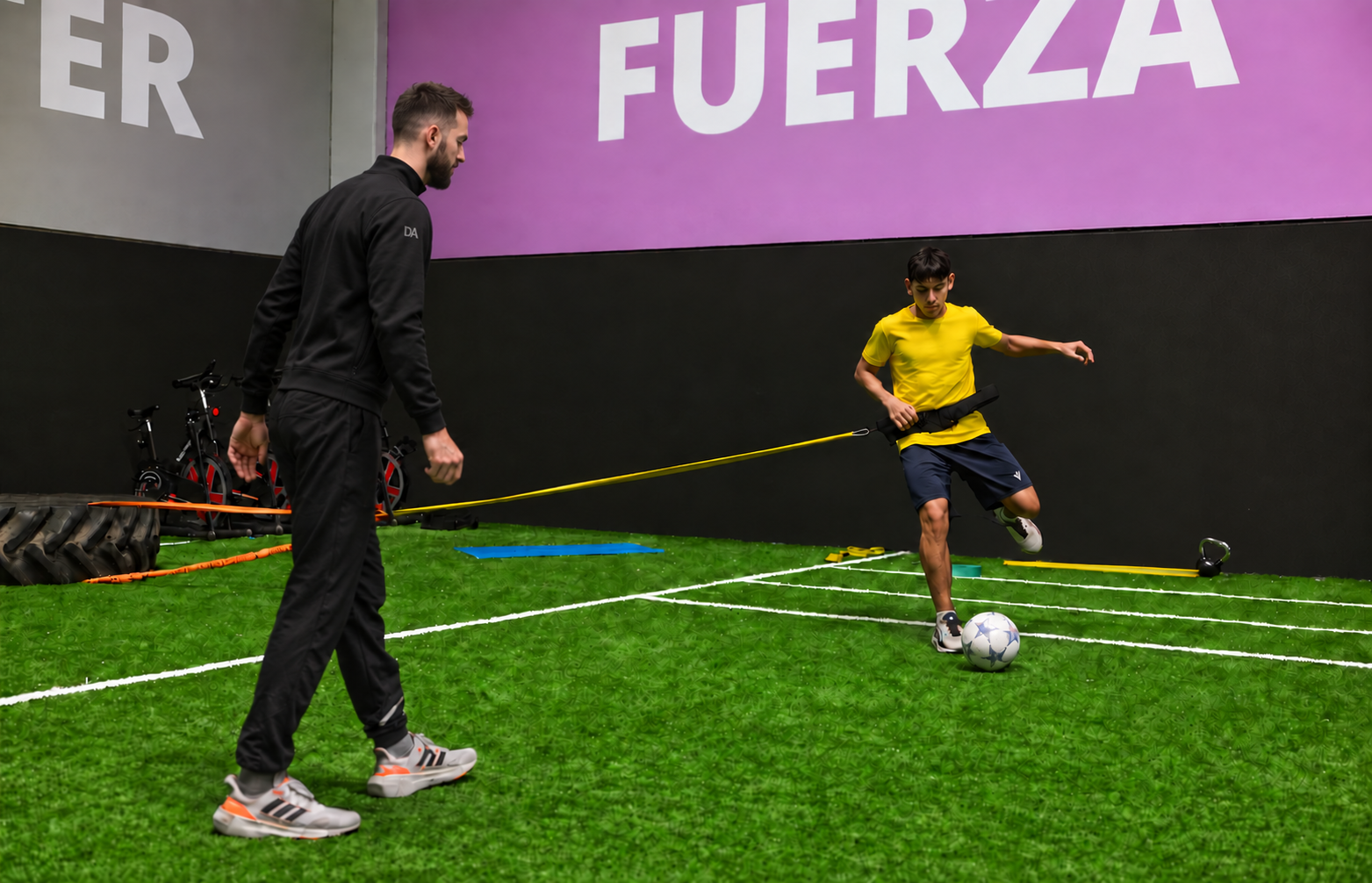 David supervisando un ejercicio específico de fútbol con resistencia elástica
