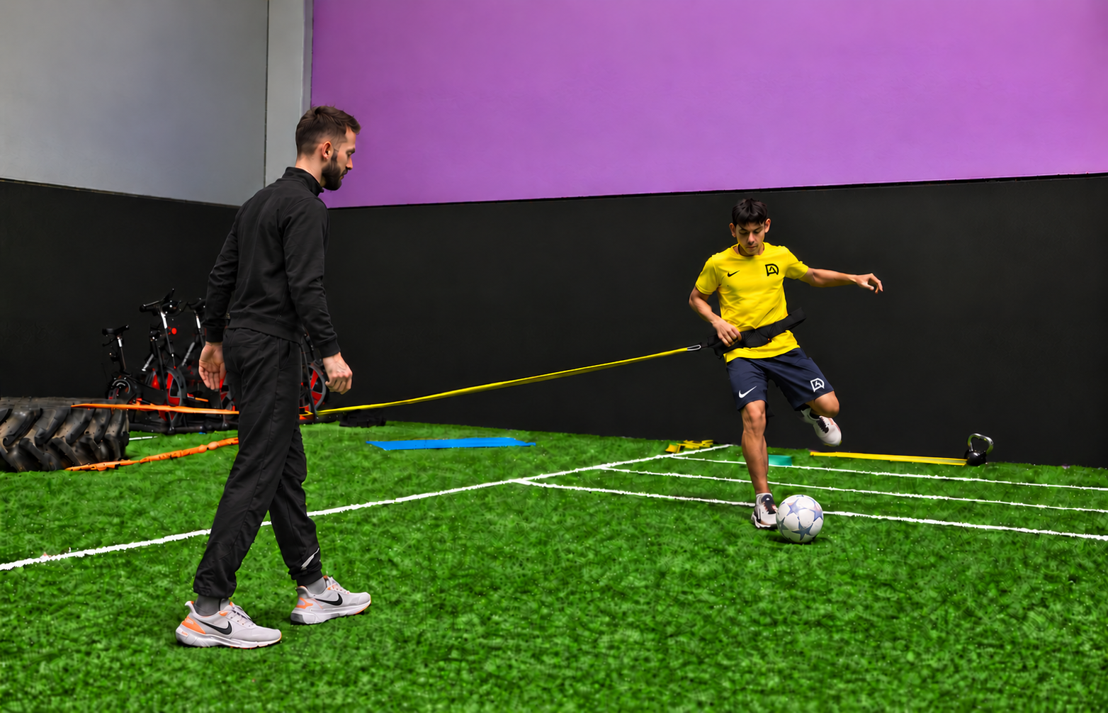 David supervisando un ejercicio específico de fútbol con resistencia elástica