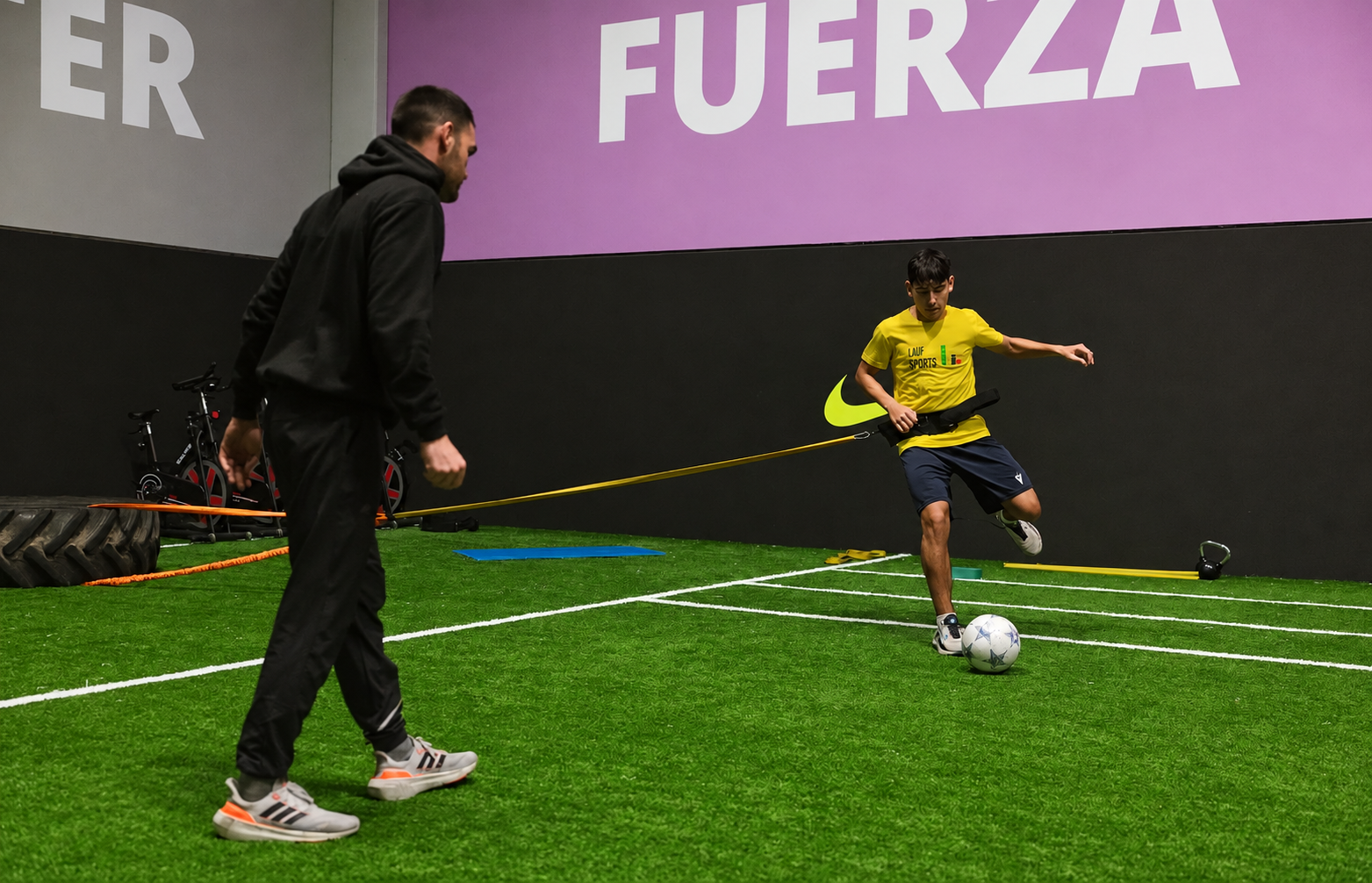 David supervisando un ejercicio específico de fútbol con resistencia elástica
