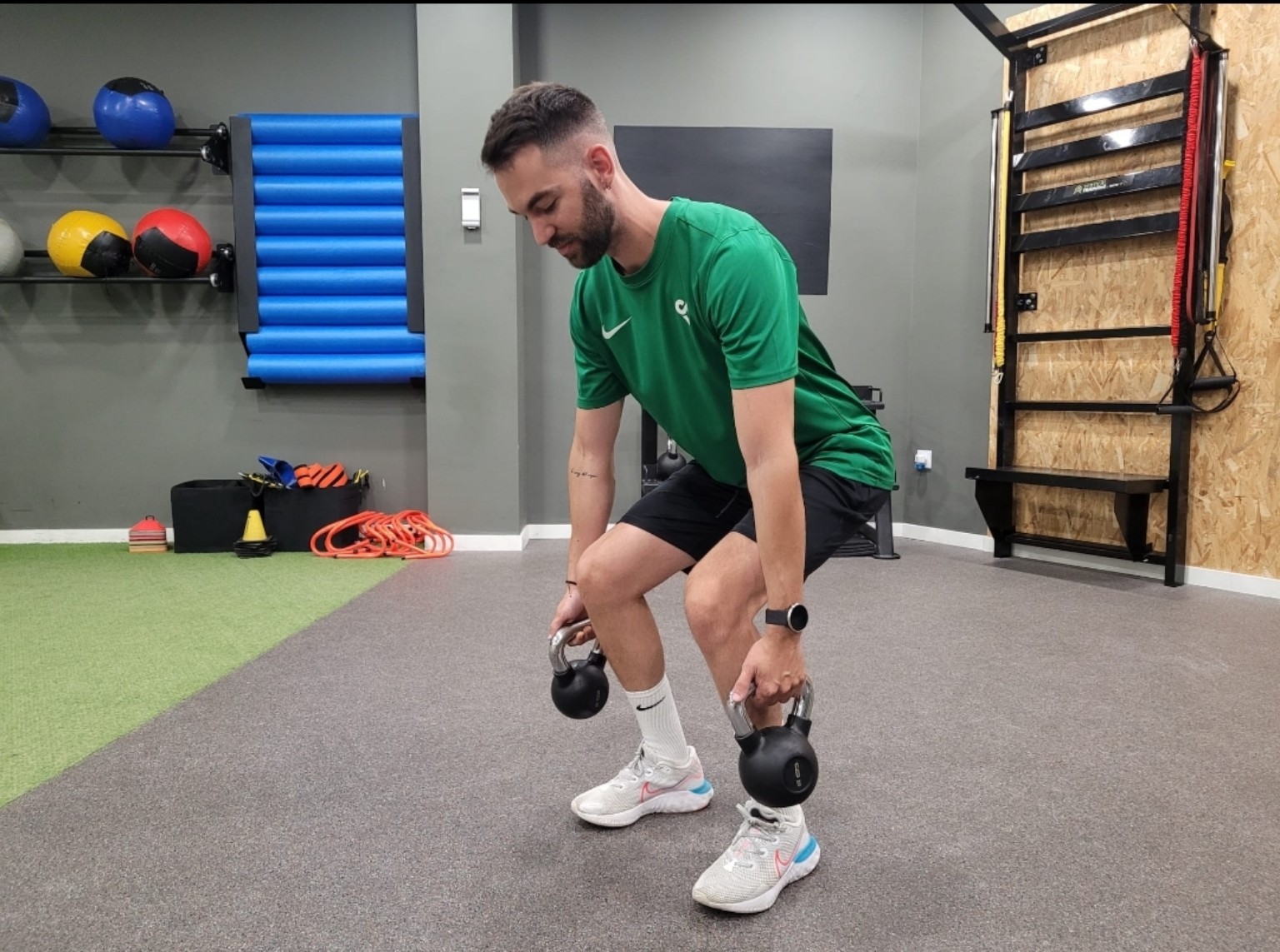 David realizando un ejercicio de fuerza y control con pesas rusas