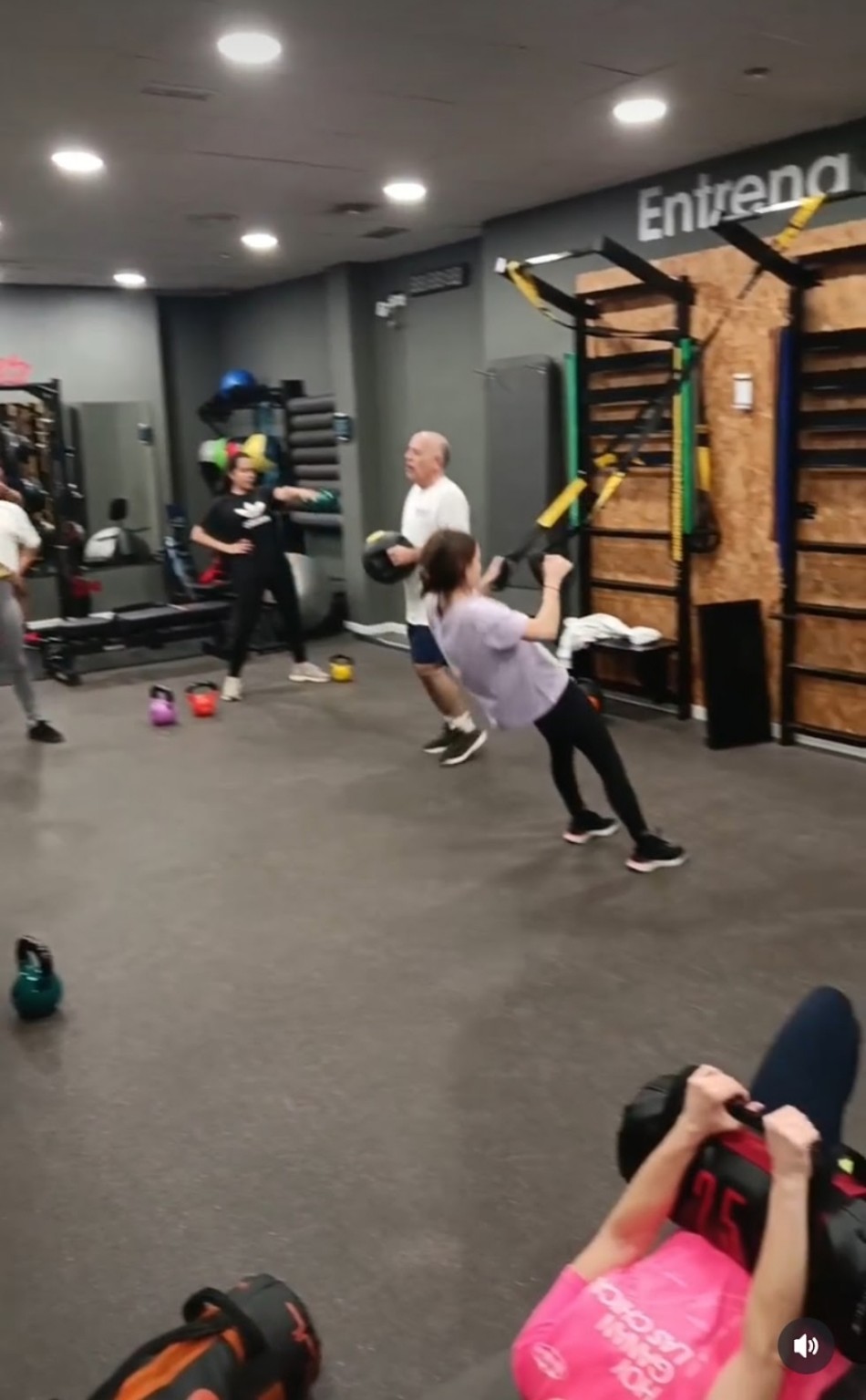 Participantes realizando un entrenamiento guiado en grupo reducido