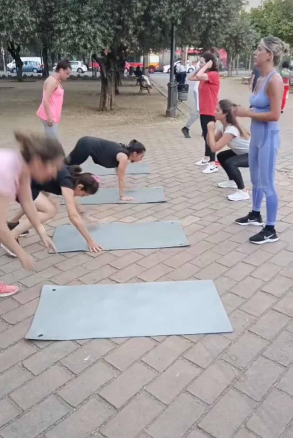 Entrenamiento grupal al aire libre