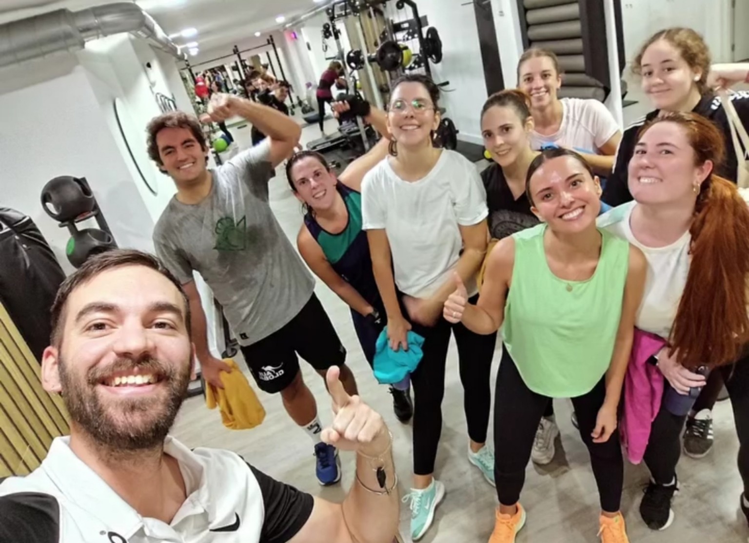 David Adanero con el grupo al finalizar una sesión de entrenamiento